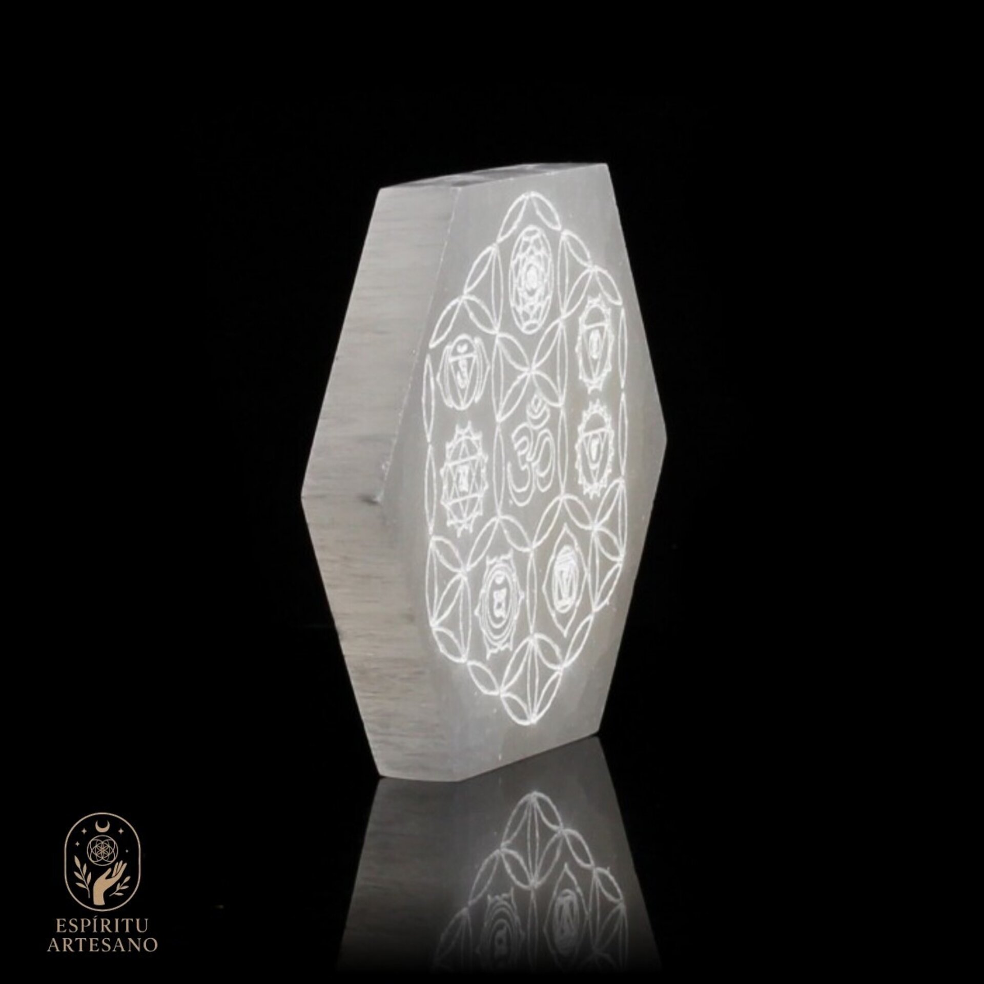 Placa de Selenita Hexagonal – Grabado Chakras - 2