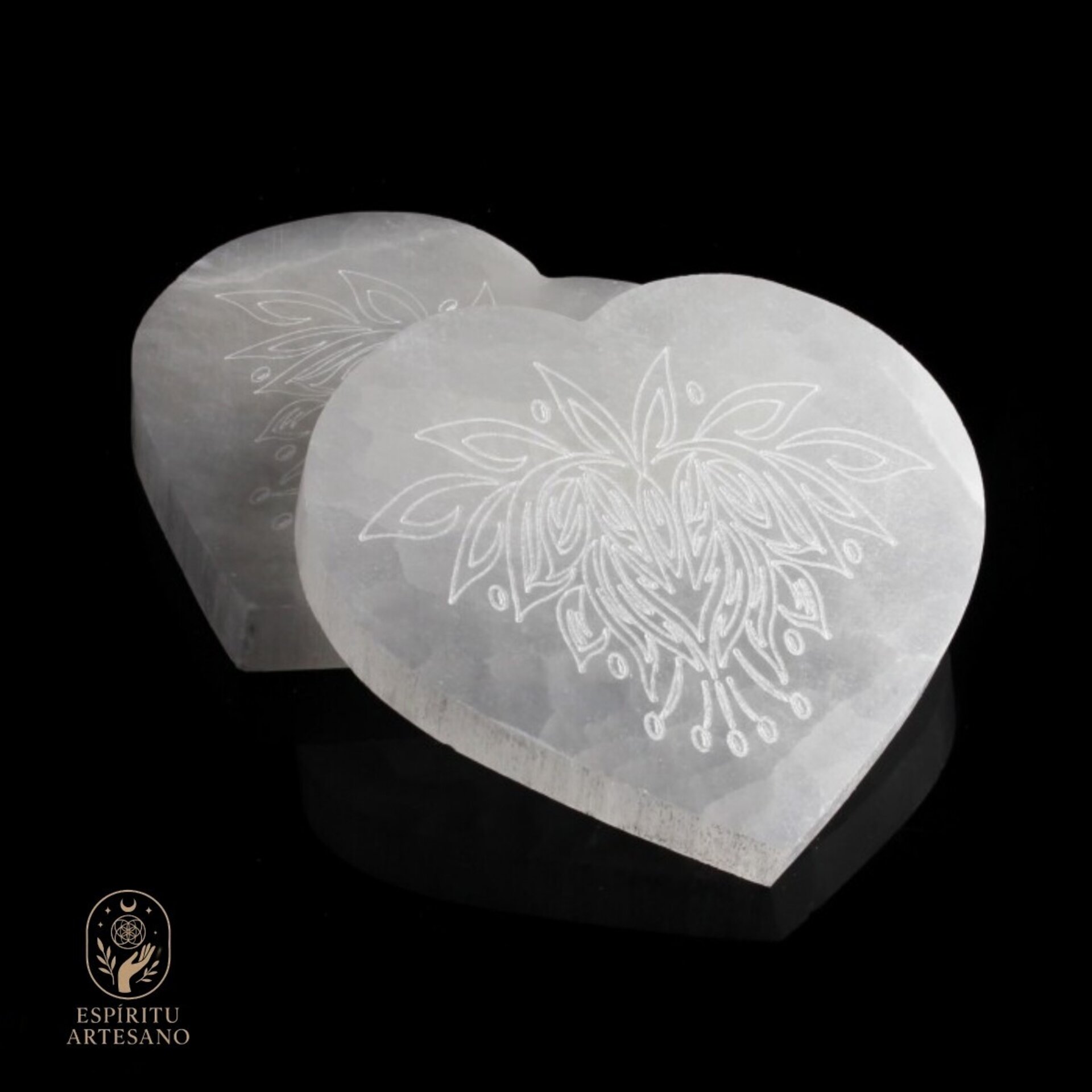 Placa de Selenita en Forma de Corazón – Grabado Flor de Loto - 2
